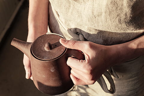 alfarero, participación, hecho a mano, creando, manos, Art º, artista, obra de arte, fondo, cerámico, arcilla, arte, creatividad, hembra, dedo, formar, mano, artesanía, amor, fabricación, molde, moldura, barro, uno, persona, maceta, cerámica, forma, tradicional, florero, rueda, mujer, taller, parte del cuerpo humano, mano humana, una persona, sección en medio, parte del cuerpo, adulto, de cerca, hombres, Arte y artesanía, trabajando, machos, material de madera, Herramienta de trabajo, miembro, día, polvo, extremidad humana, 4K, CC0, dominio público, libre de derechos
