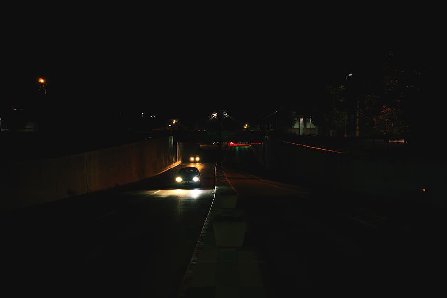 cotxe, carretera, nit, faro, llum, Estats Units, bloomington, viatge de carretera, conducció nocturna, fosc, carrer, urbà, ciutat, vora del camí, trànsit, embús de trànsit, Carretera bruta, grava, fars, il·luminat, arquitectura, estructura construïda, exterior de l'edifici, cap gent, transport, equips d’il·luminació, llum del carrer, naturalesa, manera de transport, direcció, el camí a seguir, còpia espai, a l'aire lliure, cel, edifici, 5K
