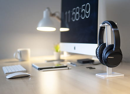 nero, cuffie sony, accanto, imac, superiore, tavolo, lavoro, del desktop, computer, minimo, bianca, ipad, cuffia sony, scrivania, stazione di lavoro, cuffie, area di lavoro pulita, tecnologia, comunicazione, attività commerciale, mobilia, connessione, in casa, ufficio, tecnologia wireless, attrezzatura per l'illuminazione, nessuno, lampada elettrica, Business aziendale, interno di casa, moderno, concentrarsi sulle conoscenze acquisite, tazza, assenza, tastiera, 4K, CC0, dominio pubblico, privo di copyright