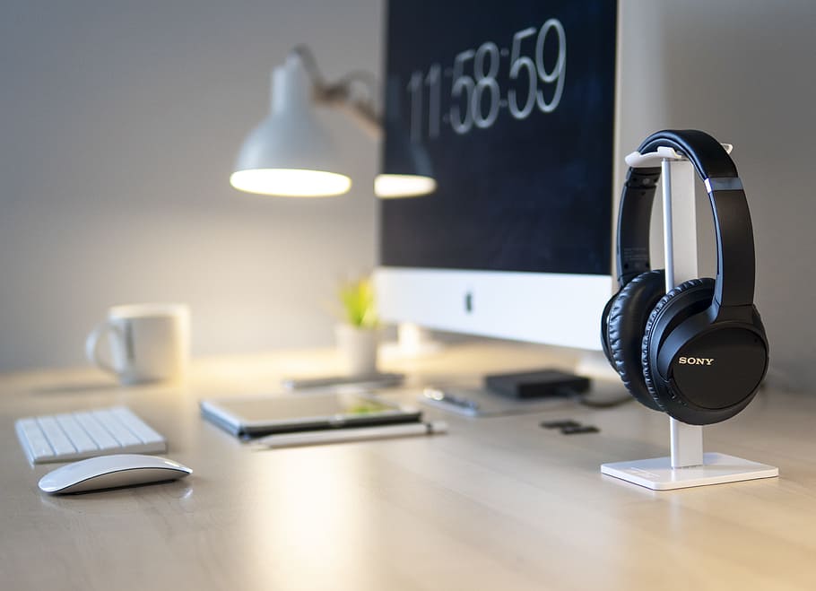 negre, sony auriculars, al costat, imac, superior, taula, treball, escriptori, ordinador, mínim, blanc, ipad, auriculars sony, estació de treball, auriculars, espai de treball net, tecnologia, comunicació, negocis, mobles, connexió, a l'interior, oficina, tecnologia sense fils, equips d’il·luminació, cap gent, llum elèctrica, negoci corporatiu, interior de casa, modern, centrar-se en primer pla, tassa, absència, teclat, 4K