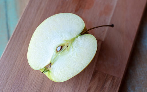 poma, fruita, la meitat, seccionat, en forma, menjar, saludable, salut, pomes, naturalesa, vitamines, bio, deliciós, nutrició, dolç, fresc, verd, dieta, menjar i beguda, material de fusta, alimentació saludable, frescor, primer pla, benestar, a l'interior, fruita de poma, taula, cap gent, secció transversal, color verd, centrar-se en primer pla, sol objecte, pera, vista d’angle alt, taula de tallar, madur, condició natural, 4K, CC0, domini públic, lliure de regalies