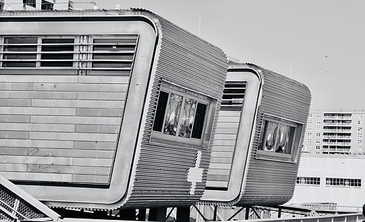 rv สีเทา, สถาปัตยกรรม, ภายนอกอาคาร, โครงสร้างที่สร้างขึ้น, หน้าต่าง, ไม่มีคน, วัน, อาคาร, รถไฟ, โหมดการขนส่ง, การขนส่ง, การขนส่งทางรถไฟ, ท้องฟ้า, เมือง, การขนส่งสาธารณะ, กลางแจ้ง, มุมมองที่ต่ำ, รถไฟ - ยานพาหนะ, ธรรมชาติ, ยานพาหนะบก, ฟ้าโปร่ง, 5K, CC0, โดเมนสาธารณะ, ค่าลิขสิทธิ์ฟรี