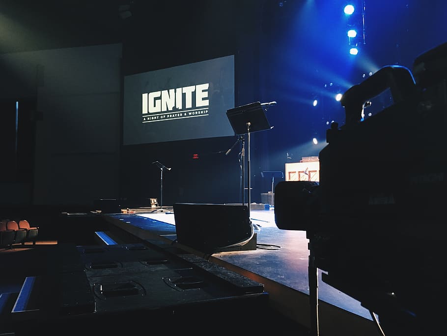 antænde, kamera, Direkte, begivenhed, tilbede, bøn, kirke, live stream, musik, koncert, auditorium, nat, belyst, arkitektur, bygning udvendig, bygget struktur, transportmidler, transportform, by, ingen mennesker, tekst, land køretøj, udendørs, jernbanetransport, meddelelse, bil, vestlige script, motor køretøj, natur, natteliv, scene, 4K