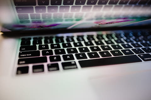 stříbrná macbook, technologie, počítač, spojení, klávesnice, laptop, počítačová klávesnice, bezdrátové technologie, sdělení, počítačové vybavení, detail, uvnitř, selektivní zaměření, počítačovou část, Internet, nikdo, počítačová síť, data, studio shot, pomocí přenosného počítače, klíč počítače, počítačová kriminalita, složitost, nachový, 5K, CC0, veřejná doména, bez autorských práv