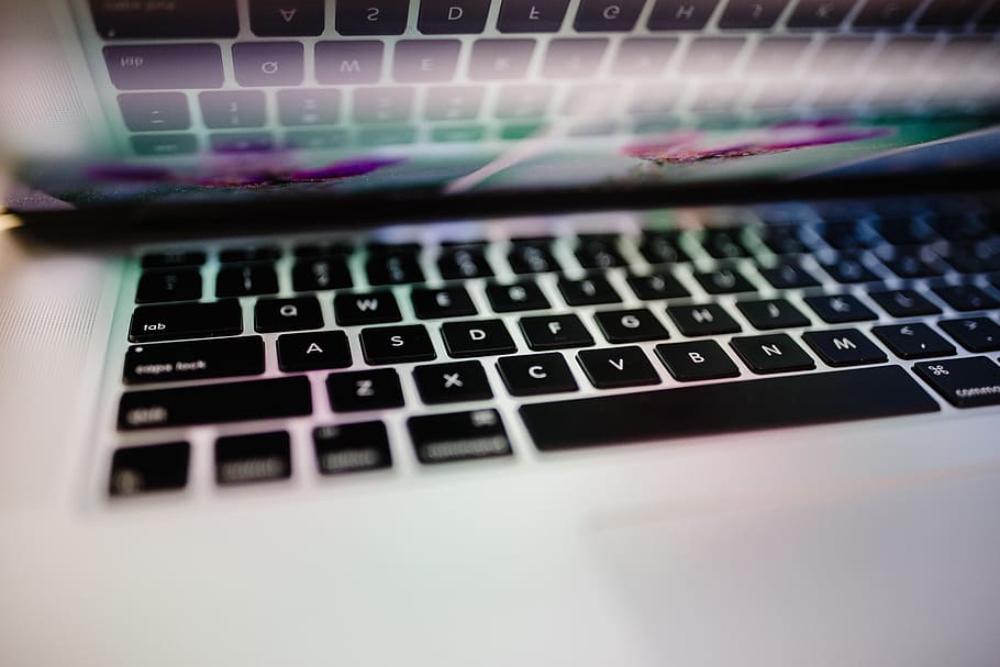 stříbrná macbook, technologie, počítač, spojení, klávesnice, laptop, počítačová klávesnice, bezdrátové technologie, sdělení, počítačové vybavení, detail, uvnitř, selektivní zaměření, počítačovou část, Internet, nikdo, počítačová síť, data, studio shot, pomocí přenosného počítače, klíč počítače, počítačová kriminalita, složitost, nachový, 5K