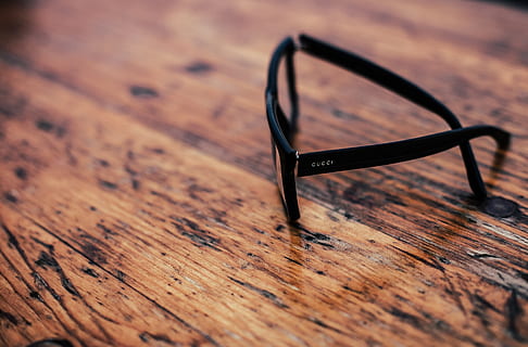 ochelari de vedere, negru, rame, ochelari, lemn, Modă, masa, brighton, gucci, Regatul Unit, minim, minimalist, spațiu de lucru, negru rimmed, cadru negru, interior, stil, sticlă, drum, pietriş, drum noroios, gri, lemn - material, nici o persoana, a închide, în interior, natură moartă, selectiv, maro, vedere în unghi mare, un singur obiect, culoare neagră, accesoriu personal, metal, om obiect făcut, model, omul făcut, să se concentreze asupra primelor elemente, 5K, CC0, domeniu public, fără drepturi de autor