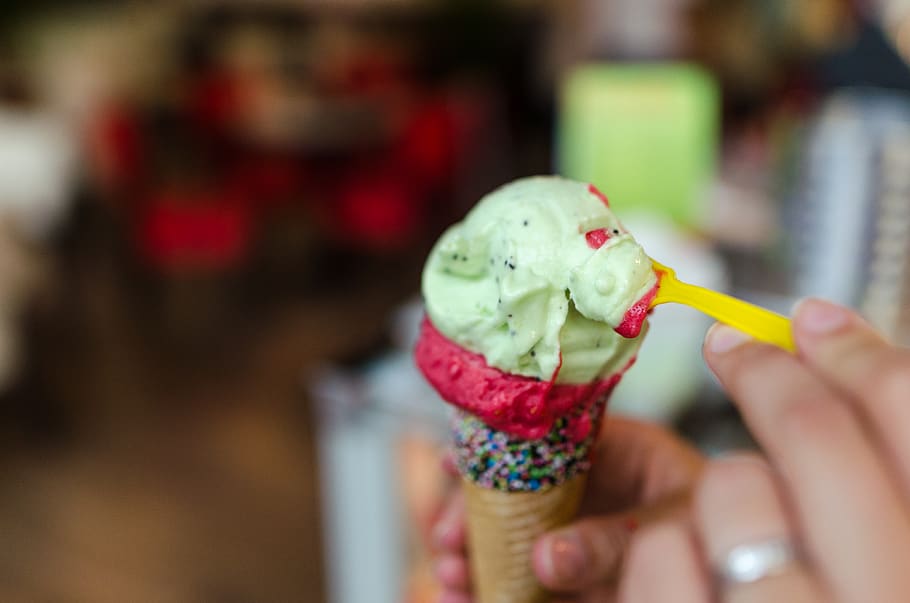 persona, detenzione, cono gelato, sfondo sfocato, avvicinamento, freddo, colorato, delizioso, gelato, interno, messa a fuoco selettiva, dolci, mano umana, mano, parte del corpo umano, una persona, cibo e bevande, cibo, concentrarsi sulle conoscenze acquisite, indulgenza, parte del corpo, cibo dolce, prodotto caseario, dolce, cibo surgelato, tentazione, freschezza, mangiare malsano, dito, arto umano, 4K
