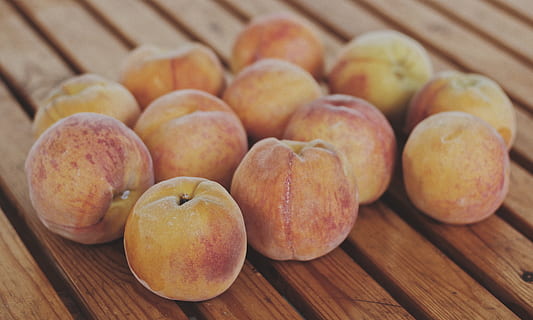 diverses pomes, planta, fruita, menjar, préssec, pa, taula, fusta, produir, collita, estiu, saludable, camp, rústic, poma, flor, pètal, préssecs, fruites, menjar i beguda, frescor, benestar, material de fusta, alimentació saludable, cap gent, primer pla, natura morta, a l'interior, vista d’angle alt, centrar-se en primer pla, dia, marró, gran grup d'objectes, llest per menjar, grup d'objectes, equipament per a la llar, safata, madur, berenar, 4K, CC0, domini públic, lliure de regalies