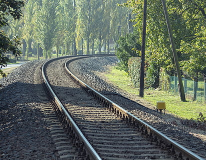 pistes, pista, rail, tren, transport, ferrocarril, ruta, pedres, acer, locomotora, arbre, transport per ferrocarril, vies del ferrocarril, planta, direcció, el camí a seguir, cap gent, naturalesa, terra, dia, creixement, perspectiva decreixent, bosc, tranquil·litat, escena tranquil·la, a l'aire lliure, corba, escena no urbana, grava, nivell superficial, paral·lel, llarg, 4K, CC0, domini públic, lliure de regalies