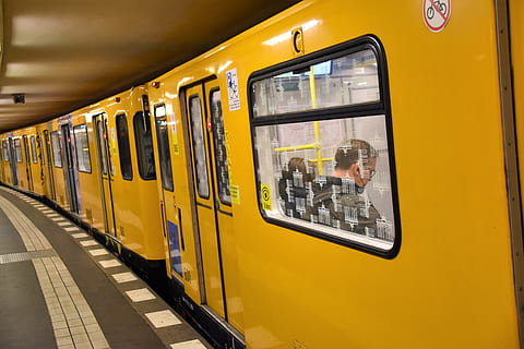 gult tog, offentlig transport, transportmidler, transportform, vindue, tog, arkitektur, tog - køretøj, jernbanetransport, gul, rejse, metrostationen, jernbanestation, indendørs, passagertog, jernbanestation platform, herrer, gruppe af mennesker, tilfældige mennesker, undergrundsbane, station, ankomst, 5K, CC0, offentligt domæne, royaltyfrie