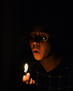 Canadá, arrepentimiento, disparo a la cabeza, retrato, lentes, una persona, estilos de vida, oscuro, actividad de ocio, adentro, los anteojos, adulto joven, de cerca, gente real, jóvenes, vista frontal, mirando, cuarto oscuro, iluminado, fondo negro, ardiente, 4K, CC0, dominio público, libre de derechos