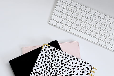 tastiera, computer, computer hardware, tastiera del computer, elettronica, hardware, abbigliamento, capi di abbigliamento, pc, cerniera, il computer portatile, tovagliolo, accessorio, portafoglio, Accessori, Telefono, struttura, testo, pietra preziosa, in casa, nessuno, avvicinamento, girato in studio, Borsa, sfondo bianco, tecnologia wireless, tecnologia, attrezzatura informatica, comunicazione, vista dall'alto, sicurezza, sacchetto, protezione, natura morta, modello, shopping, 5K, CC0, dominio pubblico, privo di copyright