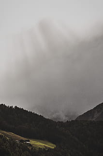 Vogel, Augenansicht, Waldberg, Nebel, Berg, Gebäude, wolkig, Wolke, dunkel, Regen, Baum, Wald, Landschaft, Natur, Sonne, Hügel, draußen, szenen, wolke - himmel, Himmel, Tal, Gipfel, Wiese, Gras, ländliche Szene, Morgen, Schönheit in der Natur, Hintergründe, Sonnenuntergang, Jahreszeit, Sommer-, keine Leute, Gebirge, Wolkengebilde, Wetter, Nicht-städtische Szene, Umgebung, grüne Farbe, Winter, 5K, CC0, gemeinfrei, lizenzfrei