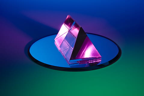 lila Edelstein, farbiger Hintergrund, Studioaufnahme, keine Leute, Nahansicht, Blau, Schmuck, drinnen, Edelstein, Reichtum, Diamant - Edelstein, Blauer Hintergrund, lila, Luxus, einzelnes Objekt, Reflexion, glänzend, Stillleben, beleuchtet, transparent, 5K, CC0, gemeinfrei, lizenzfrei