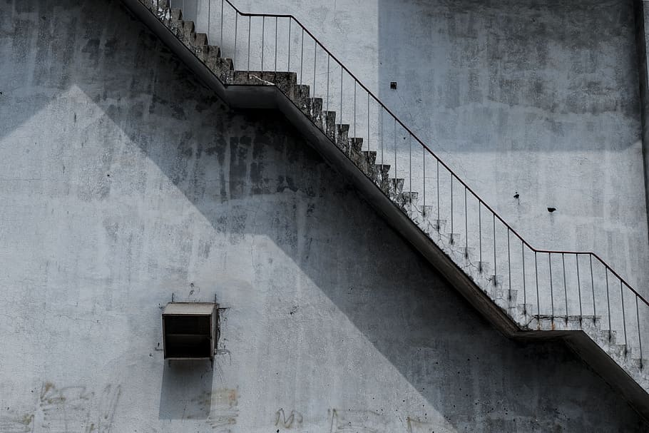 blanc, concret, escales, al costat, edifici, paret, passos, ombra, unitat d'aire condicionat, llum, barana, resum, industrial, urbà, ciutat, escala, magatzem, paret de formigó, concretat, minimalista, minimalisme, mínim, llum i ombra, arquitectura, funció de construcció de parets, estructura construïda, modern, escena urbana, cap gent, exterior de l'edifici, ciment, industria de la construcció, gris, disseny, a l'aire lliure, 4K