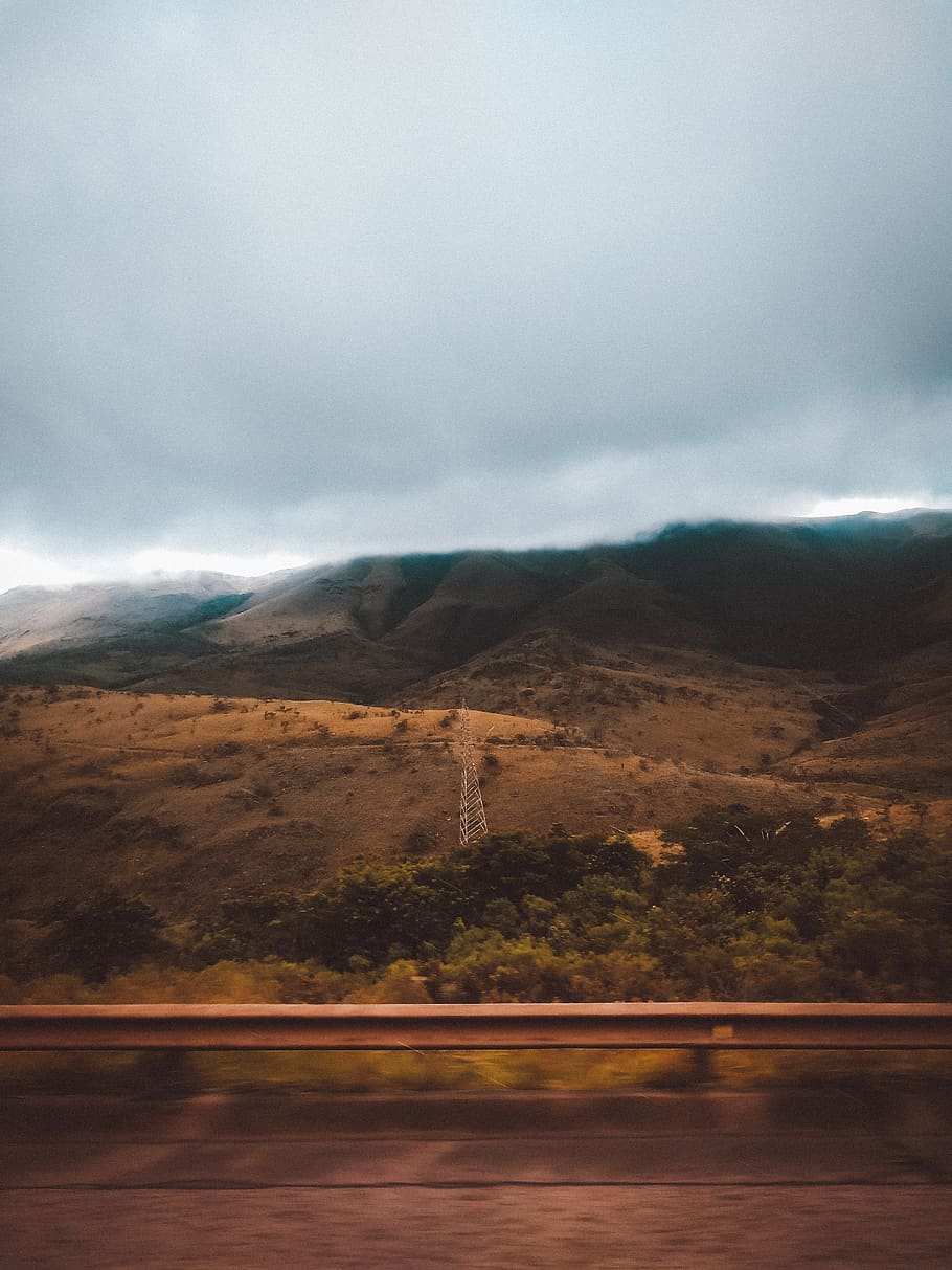 szenisch, Aussicht, Berg, wolkig, Himmel, Trübung, Wolken, dunkle Wolken, dramatisch, Umgebung, Landschaft, Gebirge, Berge, Natur, Naturfotografie, bedeckt, wolke - himmel, Szenen - Natur, Schönheit in der Natur, ruhige Szene, Ruhe, keine Leute, Land, Tag, Nicht-städtische Szene, draußen, Straße, Fernbedienung, idyllisch, 4K