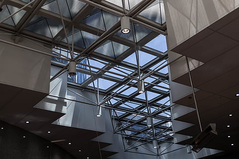 strada, modello, costruzione, dentro, luci, architettura, attraversare, criss cross, Linee, griglia, giorno, cielo, in casa, architetto, grigio, tetto, tetti, città, cittadina, struttura costruita, Inquadratura dal basso, nessuno, soffitto, vetro - materiale, moderno, lucernario, riflessione, trasparente, forma geometrica, illuminato, destinazioni di viaggio, edificio per uffici esterno, 5K, CC0, dominio pubblico, privo di copyright