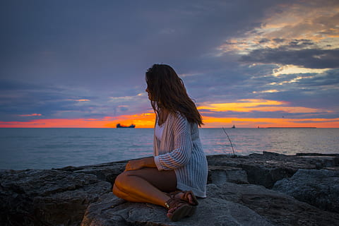 Canadá, goderich, agua, nuvens, por do sol, navio, barco, lago, céu, mar, nuvem - céu, pessoas reais, sentado, Rocha, uma pessoa, atividade de lazer, beleza na natureza, sólido, rock - objeto, estilos de vida, mulheres, scenics - natureza, terra, de praia, cabelo longo, horizonte sobre a água, Penteado, cabelo, ao ar livre, 5K, CC0, domínio público, royalty free