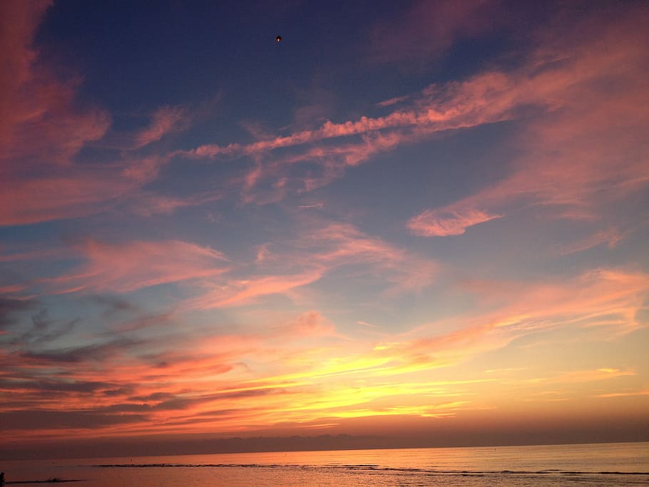 Vereinigte Staaten, Barnstable County, Sonnenuntergang, Cape Cod, Himmel, Zuckerwatte, Massachusetts, Strand, Wasser, wolke - himmel, Meer, Schönheit in der Natur, Horizont über Wasser, Szenen - Natur, Horizont, Ruhe, ruhige Szene, Dramatischer Himmel, Natur, orange Farbe, keine Leute, Wolkengebilde, idyllisch, seelandschaft, draußen, romantischer Himmel, 2K