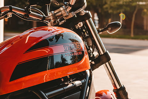 orange Motorrad, Transportmittel, Transport, Landfahrzeug, Straße, Motorrad, Tag, Stadt, Helm, Lenker, Fokus auf den Vordergrund, Nahansicht, stationär, rot, draußen, Sporthelm, echte Menschen, Scheinwerfer, Kraftfahrzeug, Auto, Sturzhelm, 5K, CC0, gemeinfrei, lizenzfrei