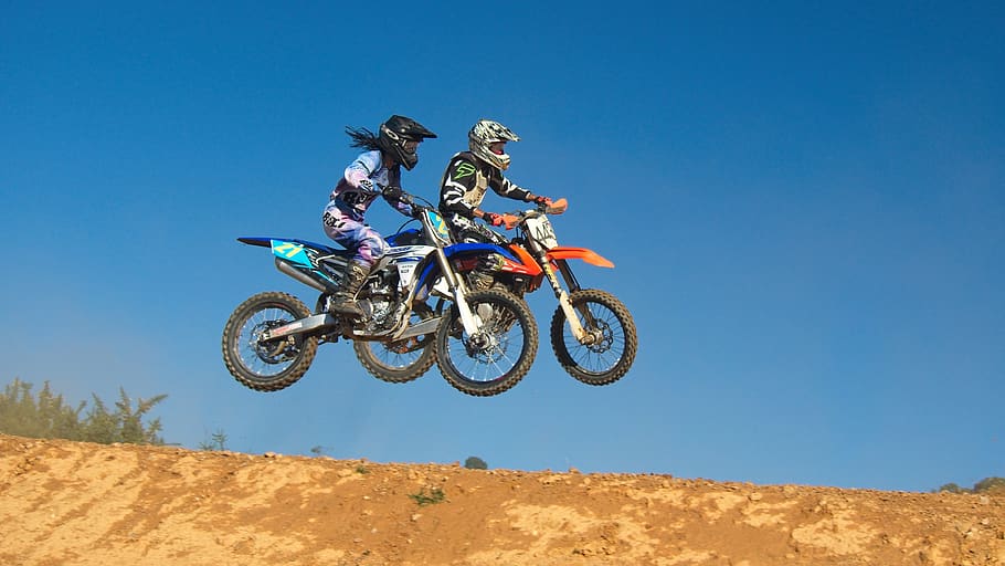dos, persona, muntar a cavall, motos de motocròs, acció, ciclistes, cascos, saltar, moviment, motocròs, moto, motocicletes, pilots, sorra, sòl, esport, desgast, rodes, transport, a l'aire, truc, Esports extrems, barreteria, habilitat, manera de transport, cel, casc, naturalesa, aventura, casc esportiu, velocitat, dia, motorista, casc protector, llibertat, a l'aire lliure, emoció, 4K