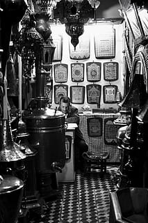 Marokkaans, marrakech, binnenshuis, geen mensen, verlicht, opknoping, verlichtingsapparatuur, bedrijf, tafel, afwezigheid, grote groep objecten, bevloering, arrangement, decoratie, bar - drankgelegenheid, eten en drinken, groep, keuken gebruiksvoorwerp, groep objecten, aardewerk, stoel, overladen, schoon, 4K, CC0, publiek domein, royaltyvrij