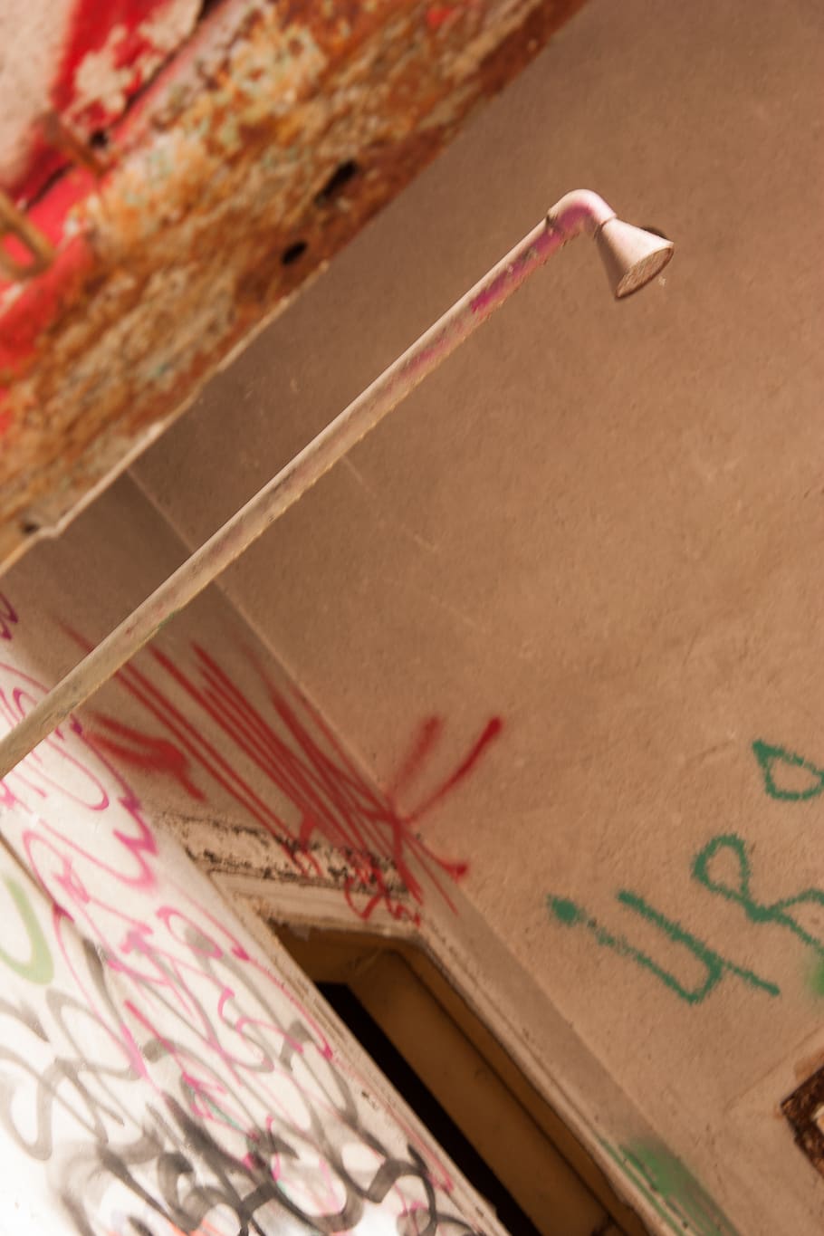 bruser, gammel, hus, tom, lys, indendørs, ingen mennesker, tæt på, tekst, mad og drikke, mad, kreativitet, studio skud, Kunst og håndværk, tilt, papir, stilleben, håndværk, friskhed, træ - materiale, meddelelse, enkelt objekt, nummer, rød, 4K