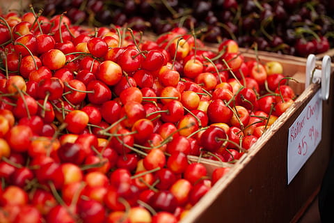 ciliegie rosse, pianta, cibo, frutta, ciliegia, mercato, ciliegie, mercato degli agricoltori, produrre, lampone, verdura, ravanello, scatola, albicocca, pasto, piatto, fragola, negozio di alimentari, negozio, caramella, cibo e bevande, rosso, mangiare sano, freschezza, grande gruppo di oggetti, abbondanza, Al dettaglio, benessere, in vendita, bancarella, nessuno, avvicinamento, contenitore, saldi, giorno, messa a fuoco selettiva, natura morta, all'aperto, maturo, esposizione al dettaglio, 2K, CC0, dominio pubblico, privo di copyright