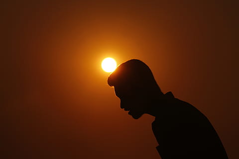 Sonnenuntergang, Schatten, Schattenmann, Abend, Sonne, draussen, Sonnenlicht, Natur, Freude, Himmel, Mann, Entspannen Sie Sich, herrlich, Meditation, Herbst, fallen, Meer, Strand, Silhouette, orange Farbe, Menschen, Seitenansicht, kopieren sie platz, Männer, Nahansicht, Lebensstile, Schönheit in der Natur, Profilansicht, echte Menschen, drinnen, Kopfschuss, halten, Depression - Traurigkeit, 5K, CC0, gemeinfrei, lizenzfrei