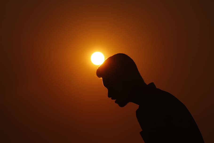 posta de sol, ombra, shadow man, tarda, sol, a l'aire lliure, llum solar, naturalesa, delícia, cel, home, relaxa't, encantador, meditació, tardor, caure, ombres, mar, platja, silueta, color taronja, gent, vista lateral, còpia espai, homes, primer pla, estils de vida, bellesa a la natura, vista del perfil, persones reals, a l'interior, tirada al cap, celebració, depressió - tristesa, 5K