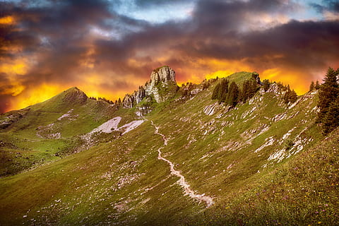 bjerge, himmel, skyer, solnedgang, natur, panorama, alpine, naturskøn, sky - himmel, miljø, scenics - natur, bjerg, skønhed i naturen, landskab, bjergtop, jord, bjergkæde, rejsemål, dramatisk himmel, rejse, tåge, græs, dal, cloudscape, ingen mennesker, fyrretræ, udendørs, nåletræ, sol, 5K, CC0, offentligt domæne, royaltyfrie