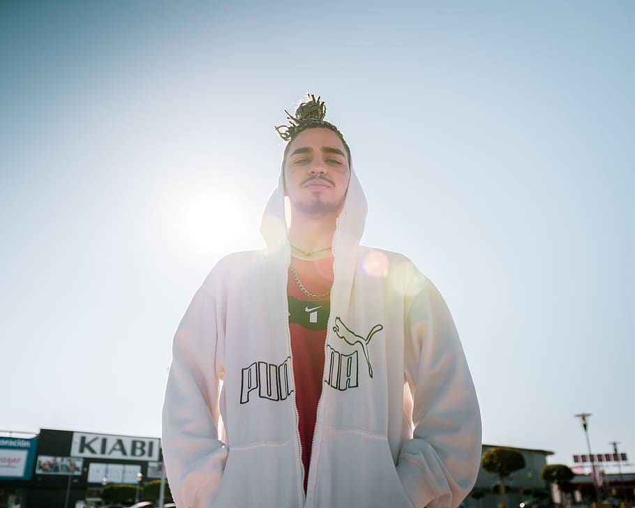 uomo, indossare, giacca puma, abbigliamento, capi di abbigliamento, manica, umano, persona, manica lunga, maglione, felpa, pantaloni, camicia, luce del sole, testo, capo, pianta, foto, fotografia, gli sport, sport, abete, abies, una persona, vista frontale, cielo, dalla vita in su, corona, riflesso lente, in piedi, reali, Inquadratura dal basso, giorno, cielo sereno, ritratto, natura, giovane adulto, occupazione, emozione, felicità, uniforme, 4K