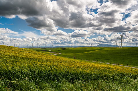 grama, avião, azul, céu, moinho de vento, campo, nublado, nuvem, terras agrícolas, cereal, turbina de vento, Parque eólico, natureza, verde, Colina, força do vento, energia verde, dia ensolarado, ventoso, eolien, panorama, branco, meio Ambiente, nuvem - céu, scenics - natureza, plantar, beleza na natureza, terra, cor verde, cena rural, agricultura, cena tranquila, tranquilidade, ninguém, dia, Fazenda, cena não urbana, ao ar livre, primavera, 4K, CC0, domínio público, royalty free