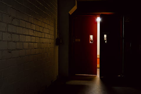 ha aperto la porta rossa, pavimentazione, corridoio, pavimento, illuminazione, legna, porta, macchina, ha parlato, legno duro, luce, cripta, costruzione, ascensore, bunker, alloggiamento, scala, ostello, prigione, ipod, elettronica, illuminato, architettura, notte, Entrata, caratteristica della parete, nessuno, Aperto, buio, struttura costruita, attrezzatura per l'illuminazione, in casa, luce - fenomeno naturale, spaventoso, socchiuso, assenza, mattone, muro di mattoni, 5K, CC0, dominio pubblico, privo di copyright