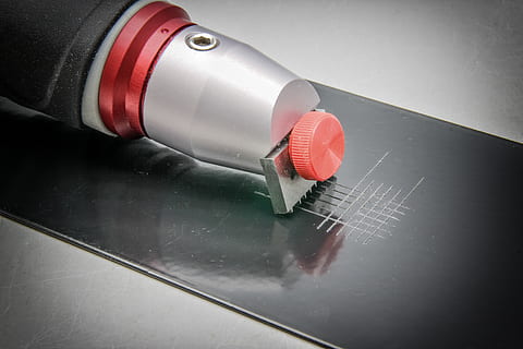 Querschnitt, Lackprüfung, Pulverbeschichtung, Prüfung, testen, Technologie, Industrie, rot, grau, Metall, Teller, Aluminium, lackiert, eloxiert, Farbe, Gitter, kratzen, ritz haftung, Adhäsionstest, Nahansicht, Sicherheit, Schutz, drinnen, keine Leute, Blut, Arbeiten, Besetzung, Sport, einzelnes Objekt, Steuerung, Bewegung, Wissenschaft, stehlen, silberfarben, Legierung, 5K, CC0, gemeinfrei, lizenzfrei