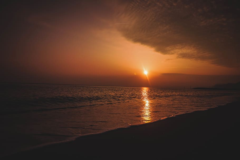 strandkysten, solnedgang, bakgrunnsbelyst, Strand, mørk, soloppgang, england, natur, hav, sand, scenisk, Seascape, strandlinjen, shore, himmel, sol, vann, bølger, skjønnhet i naturen, naturskjønnhet - natur, horisont, horisont over vann, ro, rolig scene, refleksjon, idylliske, oransje farge, sollys, land, sky - himmel, ingen folk, utendørs, romantisk himmel, 5K