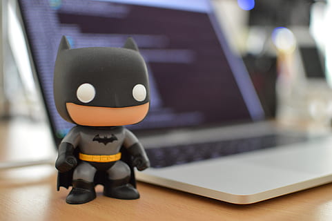 Uruguay, montevideo, Logiciel, ordinateur, Bureau, cool, code, homme chauve-souris, jouet, développeur, la programmation, représentation, La technologie, Technologie sans fil, table, représentation humaine, fermer, la communication, à l'intérieur, figurine, personne, se concentrer sur le premier plan, portable, lien, équipement informatique, nature morte, la créativité, robot, 5K, CC0, domaine public, libre de droits
