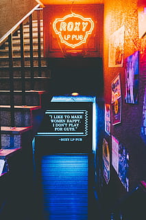 roxy lp pub, arkade spil maskine, belysning, by-, metropol, bygning, by, lys, indretning, indendørs, pac mand, dome, arkitektur, sfære, hylde, Grand Theft Auto, gelænder, reklame, møbel, tekst, meddelelse, ingen mennesker, vestlige script, belyst, teknologi, murbygningsfunktion, butik, kunstkultur og underholdning, valg, variation, bygget struktur, belysningsudstyr, skilt, kreativitet, repræsentation, Kunst og håndværk, menneskelig repræsentation, 5K, CC0, offentligt domæne, royaltyfrie
