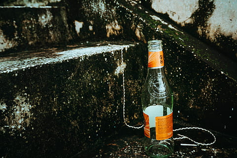 ampolla de vidre buida, ampolla, contenidor, cap gent, refresc, color taronja, dia, alcohol, aigua, beure, menjar i beguda, natura morta, centrar-se en primer pla, cervesa, a l'aire lliure, vidre - material, primer pla, naturalesa, ampolla de cervesa, cervesa - alcohol, 5K, CC0, domini públic, lliure de regalies