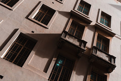 Glasscheibe Fensterscheibe, Gebäude, Fenster, die Architektur, Gehäuse, Dachfenster, Balkon, Australien, Brisbane City, städtisch, Stadt, Straße, Außen, Wohnkultur, Teppich, Sperrholz, Holz, Schatten, geneigt, Fensterbrett, Winkel, gebaute Struktur, Gebäudehülle, Flachwinkelansicht, Wohngegend, keine Leute, Tag, draußen, Geländer, Wohnung, in einer Reihe, Hintergründe, Glas - Material, Sonnenlicht, Vollbild, Neigung, 5K, CC0, gemeinfrei, lizenzfrei