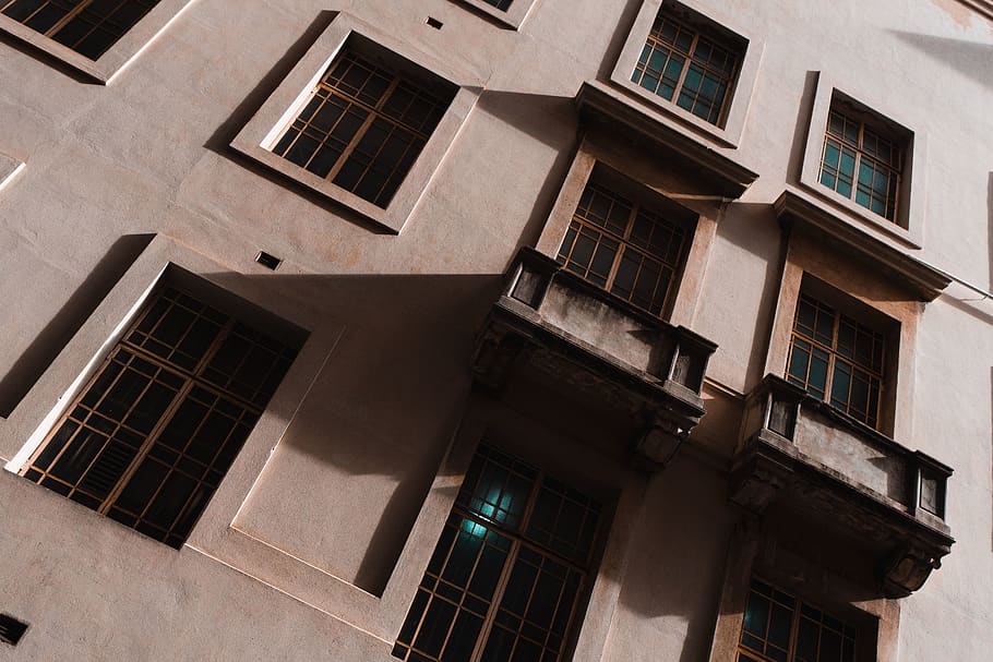 Glasscheibe Fensterscheibe, Gebäude, Fenster, die Architektur, Gehäuse, Dachfenster, Balkon, Australien, Brisbane City, städtisch, Stadt, Straße, Außen, Wohnkultur, Teppich, Sperrholz, Holz, Schatten, geneigt, Fensterbrett, Winkel, gebaute Struktur, Gebäudehülle, Flachwinkelansicht, Wohngegend, keine Leute, Tag, draußen, Geländer, Wohnung, in einer Reihe, Hintergründe, Glas - Material, Sonnenlicht, Vollbild, Neigung, 5K