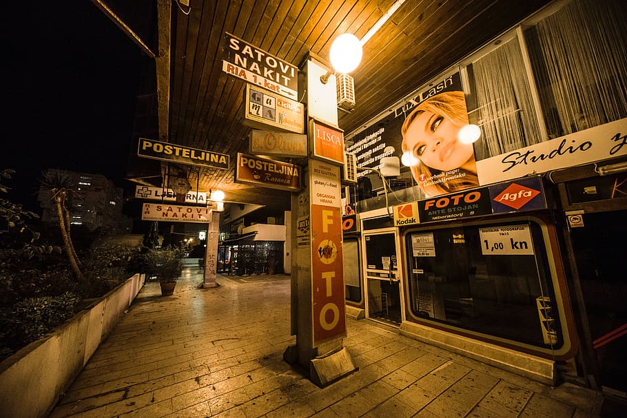 chorvatsko, rozdělit, Blade Runner, sovětské ghetto, ulice, svítí, noc, architektura, text, stavba, sdělení, osvětlovací zařízení, město, nikdo, exteriér budovy, podepsat, západní skript, městský život, venku, obchod, obchodní značka, 5K
