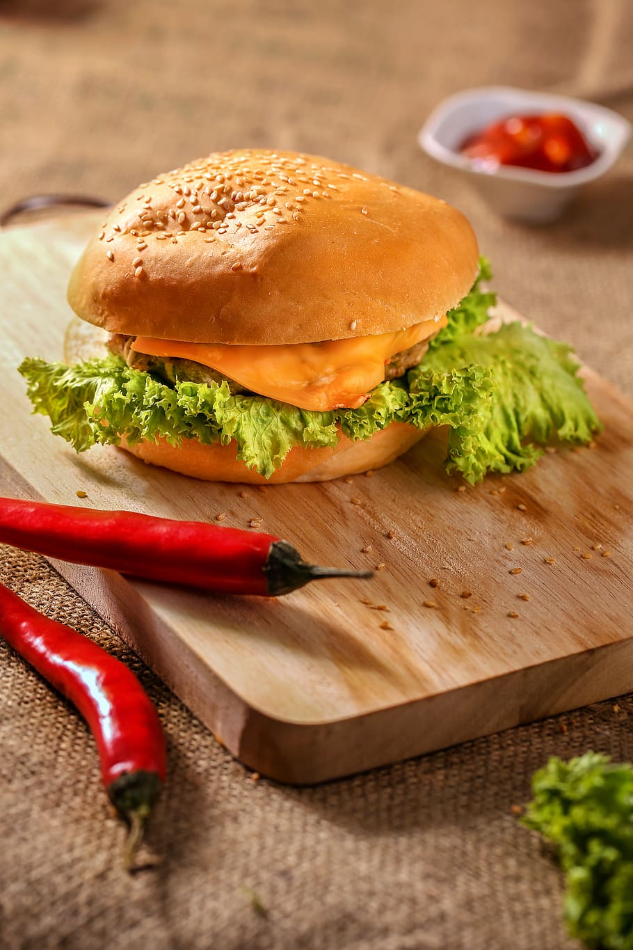 hamburguesa, superior, fusta, pissarra, dos, vermell, Xile, pa, arpillera, formatge, cheeseburger, taula de tallar, deliciós, sopar, epicure, menjar, enciam, dinar, nutrició, pebre, entrepà, natura morta, saborós, vegetals, menjar i beguda, frescor, llest per menjar, alimentació saludable, material de fusta, menjar ràpid, a l'interior, cap gent, taula, vista d’angle alt, mida de la porció, treureu menjar, bun, berenar, 5K