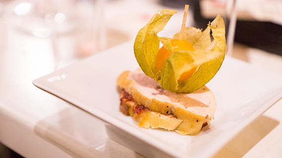 Sandwich, bianca, piatto, frutta, fetta, zucchero, cibo, cibo e bevande, freschezza, mangiare sano, avvicinamento, nessuno, in casa, formaggio, prodotto caseario, attrezzature domestiche, aperitivo, concentrarsi sulle conoscenze acquisite, stanza domestica, messa a fuoco selettiva, spuntino, tavolo, pane, vassoio, cibo francese, tentazione, 5K, CC0, dominio pubblico, privo di copyright