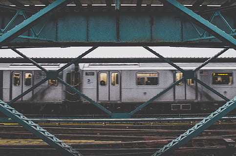 , transportasi kereta api, melatih, kendaraan umum, kereta - kendaraan, angkutan, moda transportasi, Arsitektur, Stasiun kereta api, jalur, platform stasiun kereta api, rel kereta, tidak ada orang, logam, perjalanan, kereta penumpang, hari, di luar rumah, struktur yang dibangun, jendela, kereta bawah tanah, stasiun, mobil kereta api, 2K, CC0, domain publik, bebas royalti