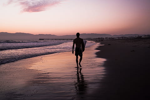 silueta, home, caminar, endavant, vora del mar, navega, platja, Riba, Costa, posta de sol, sortida del sol, brillar, porpra, taronja, cresta, muntanya, aigua, tarda, taula de surf, just després de navegar, Un home caminant, mar, a l'aire lliure, gent, estiu, naturalesa, vacances, sorra, llum solar, dones, sol, retroil·luminat, línia de costa, estils de vida, sortida del sol - alba, cel, una persona, femelles, viatjar, relaxació, vespre, bellesa a la natura, clima tropical, homes, esport, destinacions de viatge, estil de vida saludable, recerca recreativa, activitat d'oci, corrent, trotar, onada, escena tranquil·la, 5K, CC0, domini públic, lliure de regalies