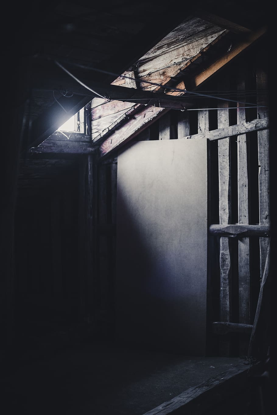 okno, budova, architektura, vězení, podkroví, dřevo, střešní okno, přirozené světlo, prádelní šňůru, garrett, modrý, vinobraní, starý, světlo, světlice, krypta, pergola, veranda, patio, stavba, uvnitř, nikdo, opuštěný, den, absence, dřevo - materiál, slunečního světla, prázdný, Dům, vchod, domácí místnost, poškozen, Příroda, zastaralý, nástěnný prvek, strop, garáž, 5K