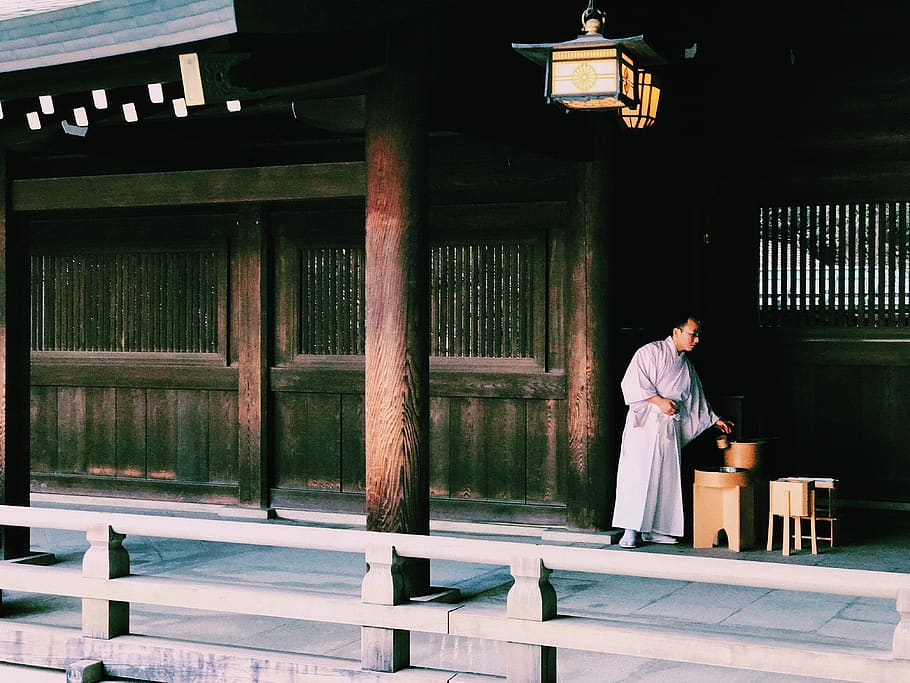 home, de peu, fora, temple, humà, persona, Japó, tokyo, kōkyo higashi-gyoen, fusta, porxo, tradició, autèntic, japonès, barana, roba, sacerdot, sòls, pati, llosa, arquitectura, estructura construïda, persones reals, estils de vida, religió, dones, espiritualitat, edifici, creença, lloc de culte, adult, longitud completa, una persona, exterior de l'edifici, activitat d'oci, santuari, columna arquitectònica, 4K