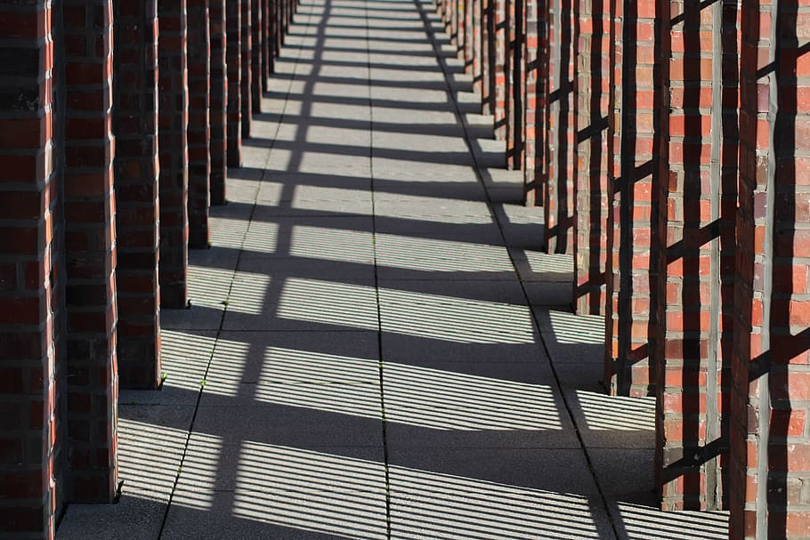 kolonneformat, lys, skygge, bygning, sol, arkade, Berlin, panorama, udsigt, murværk, væg, mursten, arkitektur, potsdam sted, sollys, vejen frem, mønster, metal, retning, rækværk, ingen mennesker, dag, natur, bygget struktur, i en række, udendørs, trappe, gentagelse, fokusere på skygge, sikkerhed, sti, trapper og trapper, 5K