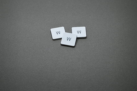 www, Tastatur, Schlüssel, Taste, Technologie, Text, Art, Wort, Internet, Kommunikation, Mensaje, Brief, Charakter, Kunststoff, Tasten, Digital, keine Leute, drinnen, High Angle View, kopieren sie platz, Studioaufnahme, grau, Stillleben, Papier-, Nahansicht, westliche Schrift, weiße Farbe, grauer Hintergrund, Freizeitspiele, ausgeschnitten, positive Emotionen, Entspannung, einzelnes Objekt, Tabelle, leer, 5K, CC0, gemeinfrei, lizenzfrei